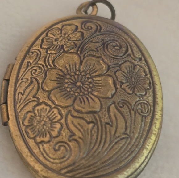 Vintage Brass Floral Locket Necklace Oval Treasure Photo Pendant - Picture 6 of 9